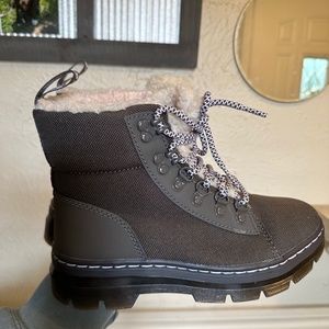 COLLAR FAUX FUR LINED LACE UP BOOTS DR MARTENS